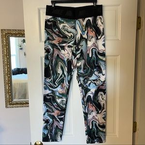 NWOT Nike Geode Print Leggings Size L